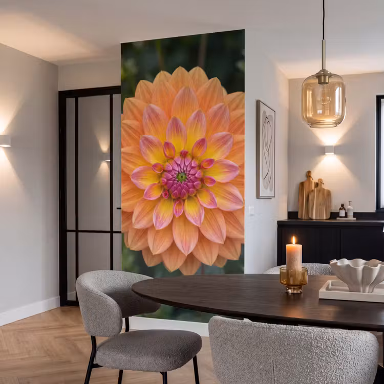 Dahlia - Bloem - Oranje Behang Vlies klein -sfeer3