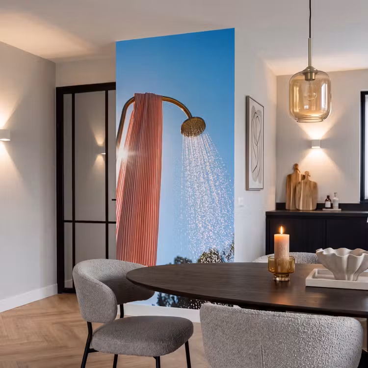 Douche - Water - Zomer - Blauw Behang Vlies klein -sfeer3