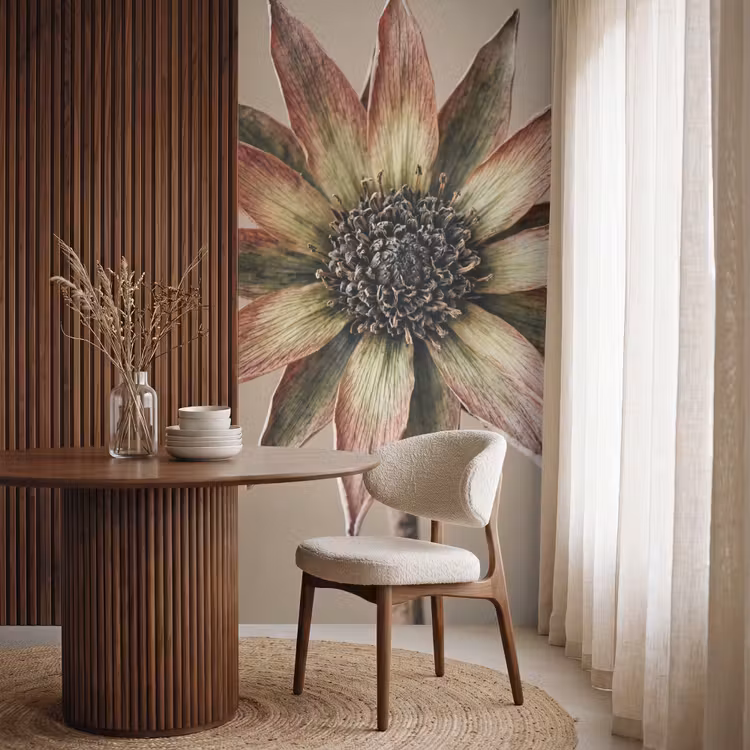 Droogbloem - Protea - Vintage - Beige - Rustiek Behang Vlies klein -sfeer1