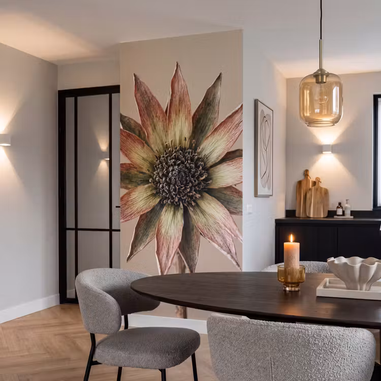 Droogbloem - Protea - Vintage - Beige - Rustiek Behang Vlies klein -sfeer3