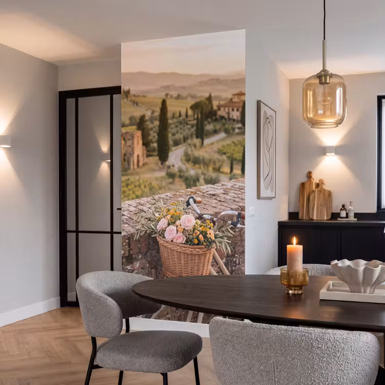 Fiets - Bloemen - Toscane - Landschap - Roze Behang Vlies klein -sfeer3