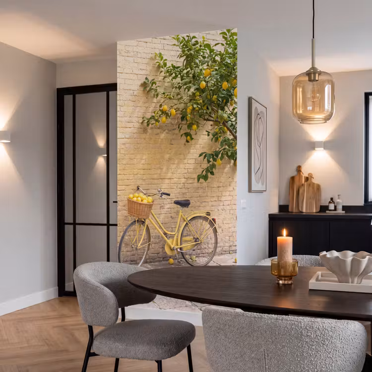 Fiets - Mand - Eten - Geel - Zomer Behang Vlies klein -sfeer3