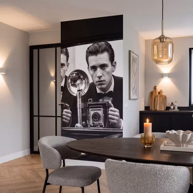 Fotograaf - Camera - Vintage - Journalistiek - Zwart-wit Behang Vlies klein -sfeer3