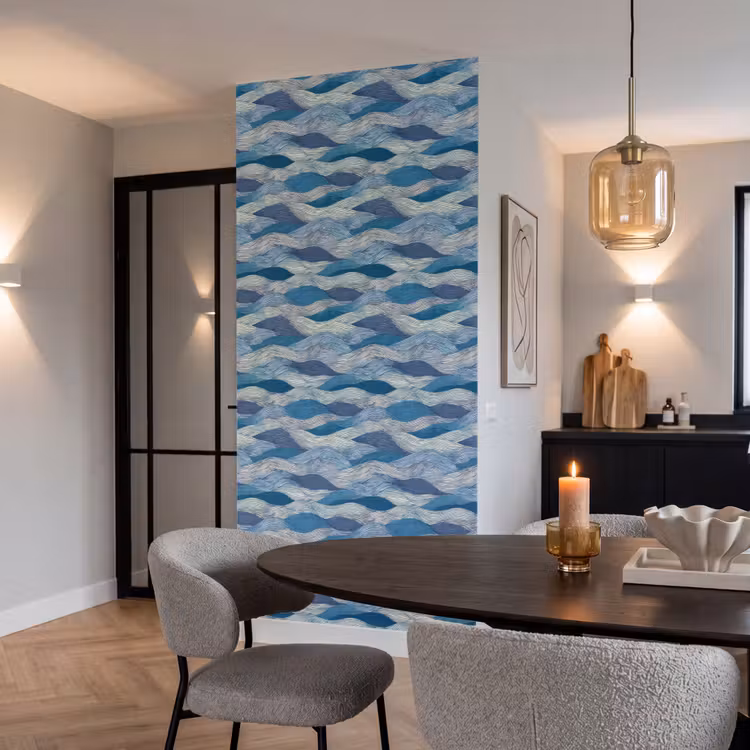 Getekend - Blauw - Wit - Golvend - Streepjes Behang Vlies klein 1076 -sfeer3