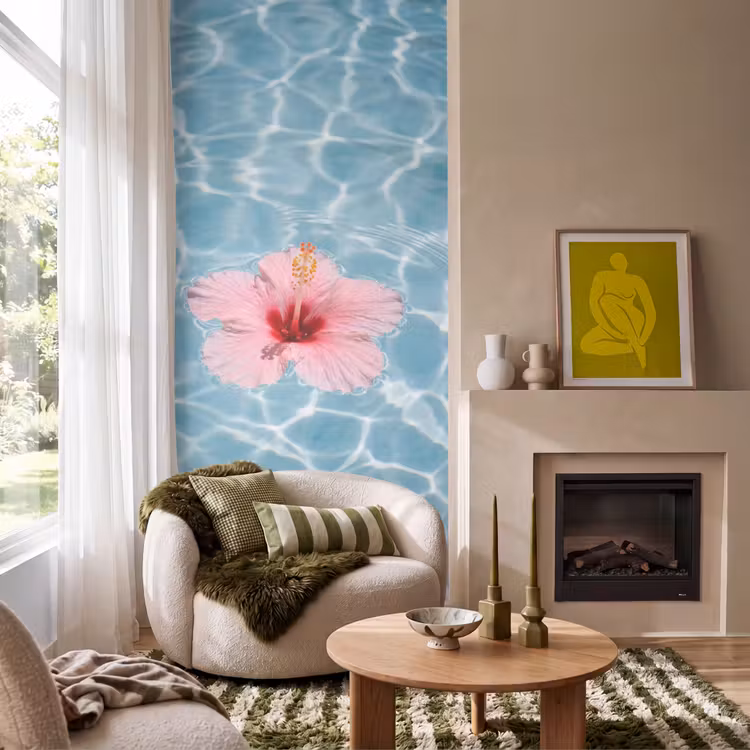 Hibiscus - Water - Roze Behang Vlies klein -sfeer2