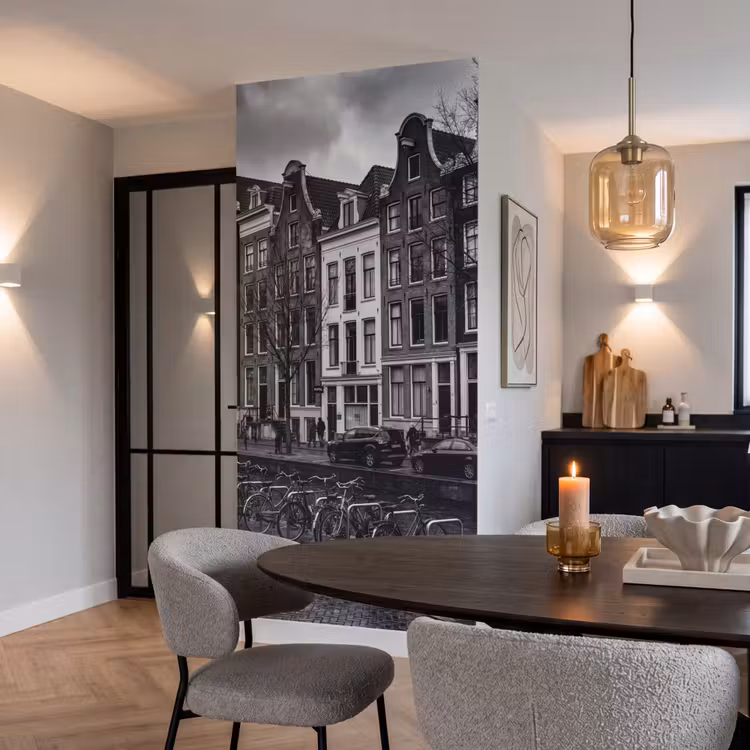 Huis - Gracht - Amsterdam - Architectuur - Zwart-wit Behang Vlies klein -sfeer3