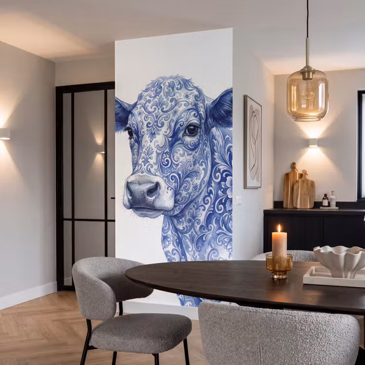 Illustratie - Koe - Blauw Behang Vlies klein -sfeer3