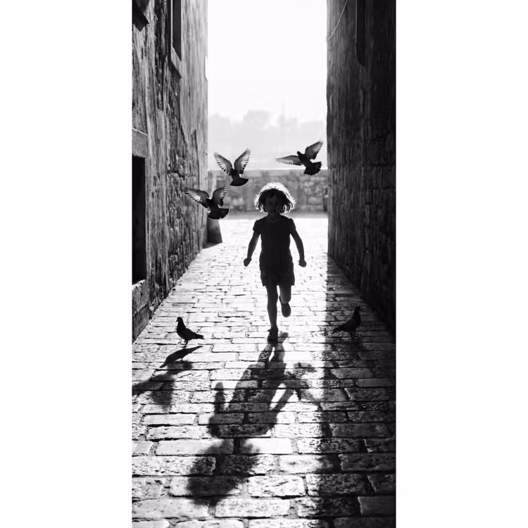 Kind - Vogel - Straat - Zwart-wit - Spelen Behang Vlies klein -3d_website