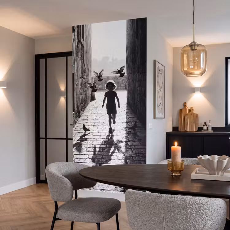 Kind - Vogel - Straat - Zwart-wit - Spelen Behang Vlies klein -sfeer3