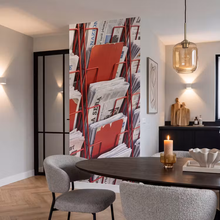 Kranten - Rek - Stedelijk - Dagelijks leven - Rood Behang Vlies klein -sfeer3
