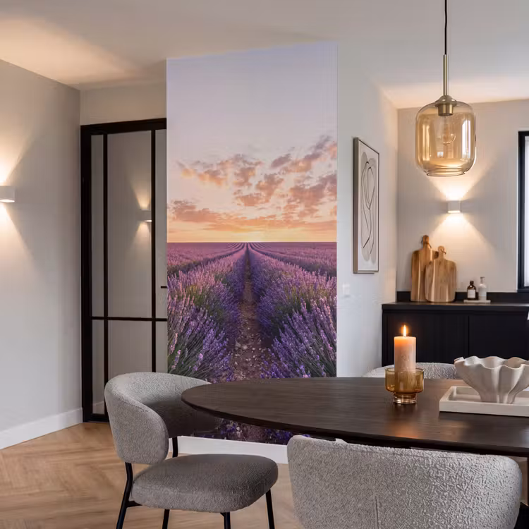 Landschap - Lavendelveld - Paars Behang Vlies klein -sfeer3