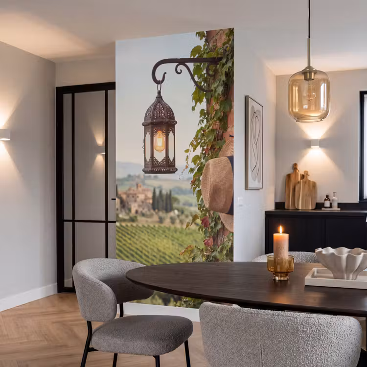 Lantaarn - Wijngaard - Landschap - Italiaans Behang Vlies klein -sfeer3