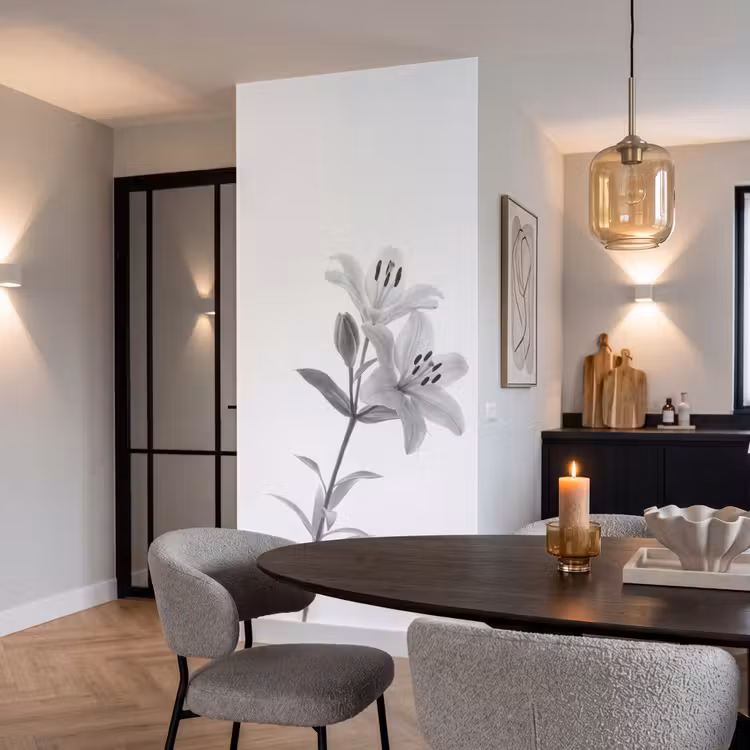 Lelies - Elegant - Zwart - Wit Behang Vlies klein -sfeer3