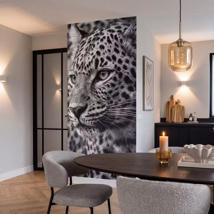 Luipaard - Zwart - Wit - Oog Behang Vlies klein -sfeer3