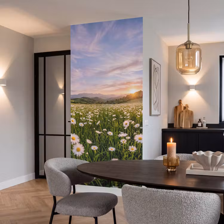 Madelief - Veld - Heuvels - Groen Behang Vlies klein -sfeer3