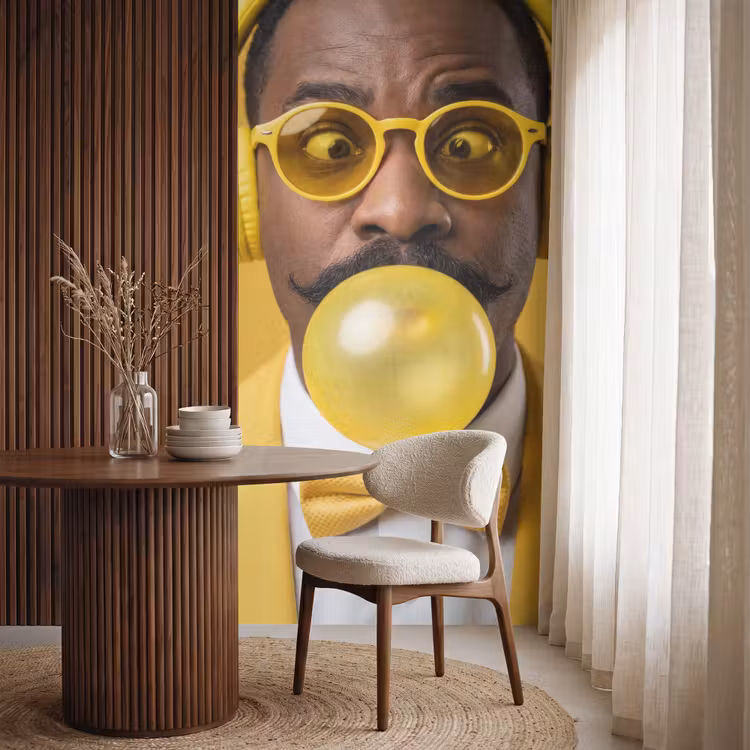 Man - Bubblegum - Portret - Geel - Modern Behang Vlies klein -sfeer1