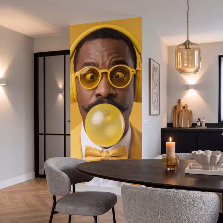 Man - Bubblegum - Portret - Geel - Modern Behang Vlies klein -sfeer3