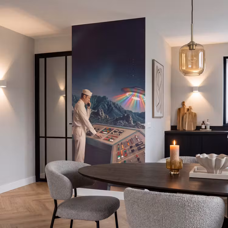 Behang - Man - Controlekamer - Strand - Man - Controlekamer - Strand Behang Vlies klein