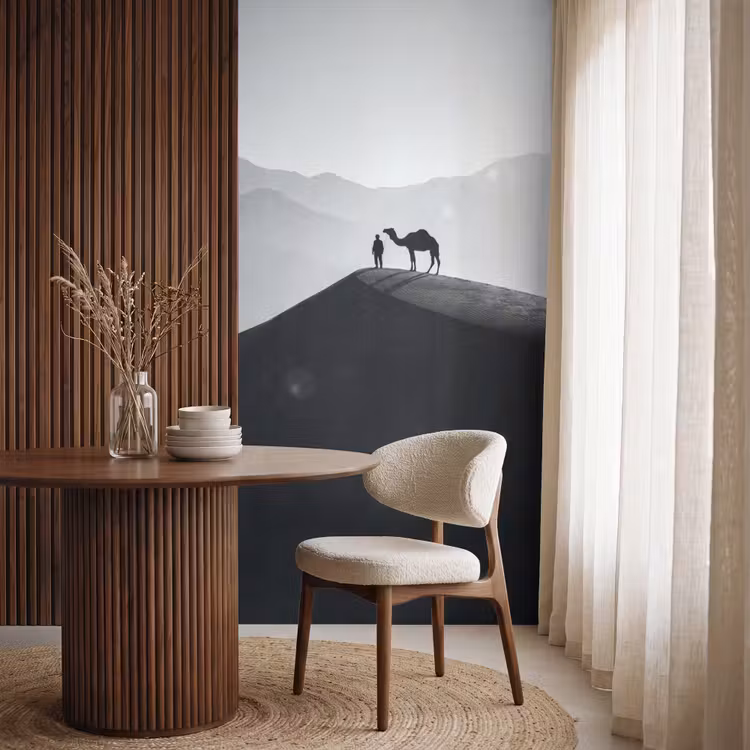 Mens - Kameel - Zandduin - Natuur - Monochroom Behang Vlies klein -sfeer1