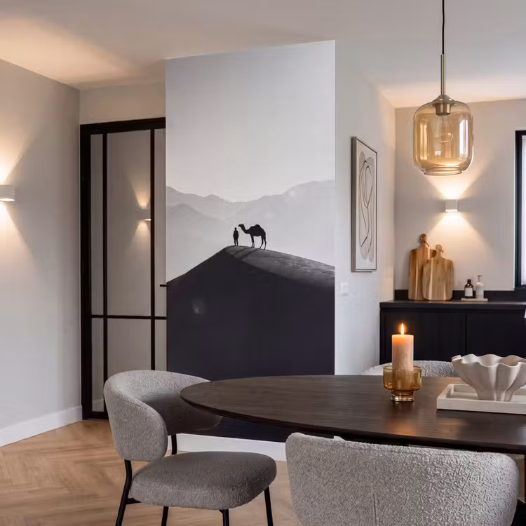 Mens - Kameel - Zandduin - Natuur - Monochroom Behang Vlies klein -sfeer3