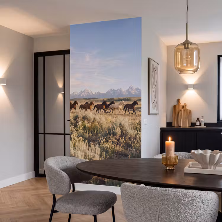 Paarden - Kudde - Bergen - Vrijheid - Wild Behang Vlies klein -sfeer3