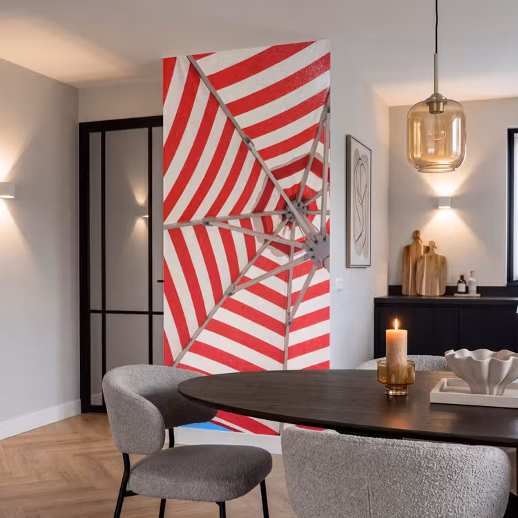 Parasol - Strepen - Zomer - Rood - Blauw Behang Vlies klein -sfeer3