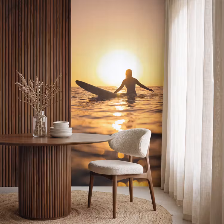 Persoon - Surfen - Zonsondergang - Zee - Oranje Behang Vlies klein -sfeer1