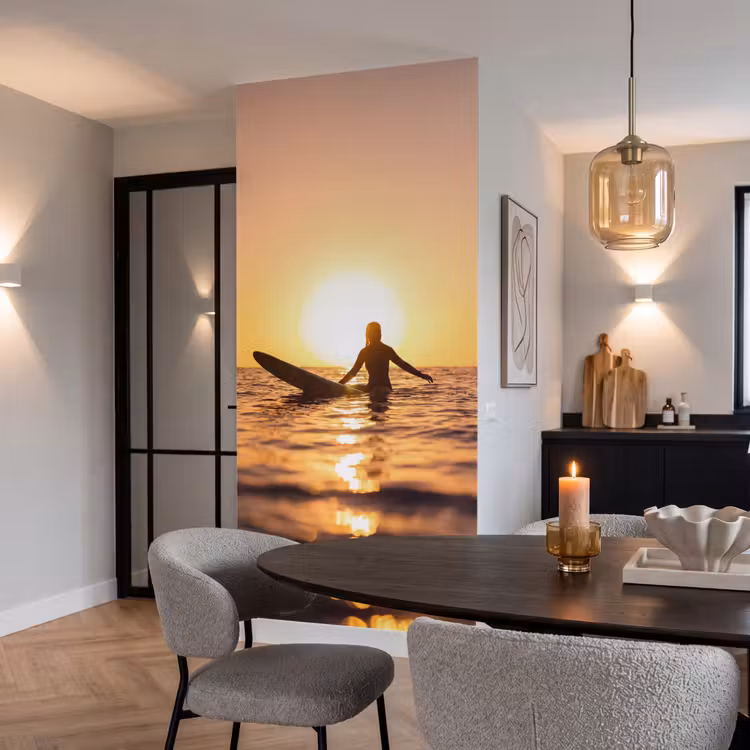 Persoon - Surfen - Zonsondergang - Zee - Oranje Behang Vlies klein -sfeer3