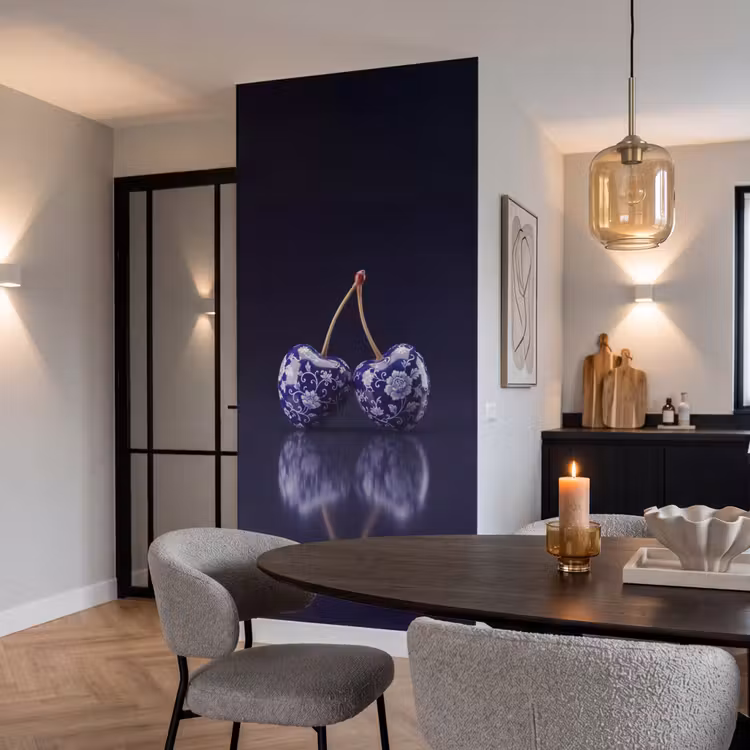 Porselein- Kersen - Delfts - Blauw Behang Vlies klein -sfeer3