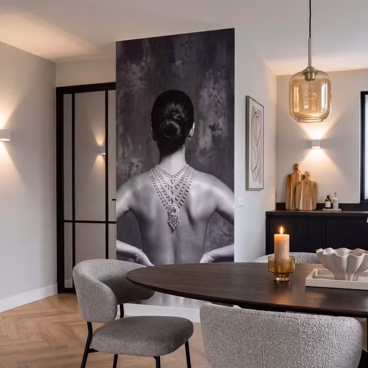 Rug - Ketting - Portret - Zwart - Wit - Glamour Behang Vlies klein -sfeer3