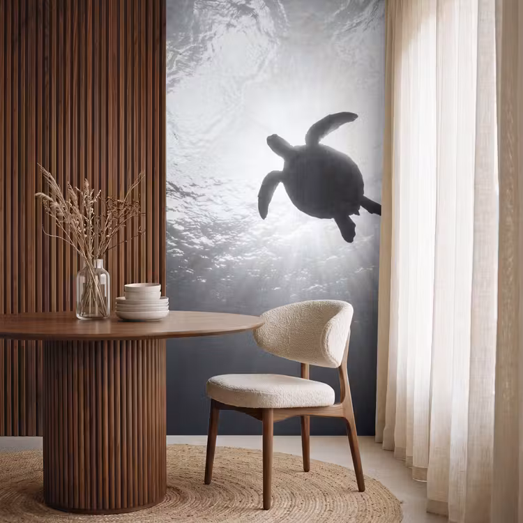 Schildpad - Onderwater - Lichtstralen - Oceaan - Zwart-wit Behang Vlies klein -sfeer1