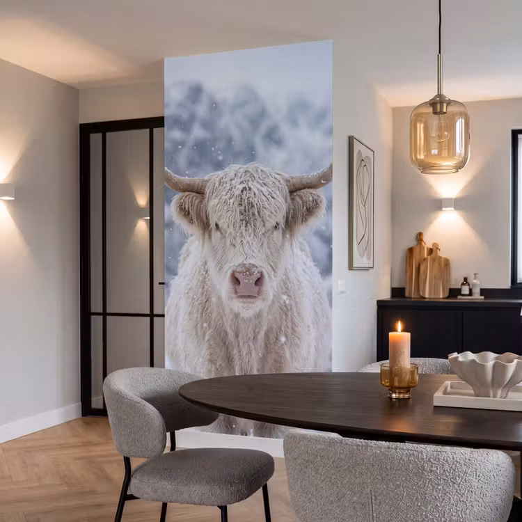 Schotse Hooglander - Sneeuw - Bergen - Winter Behang Vlies klein -sfeer3