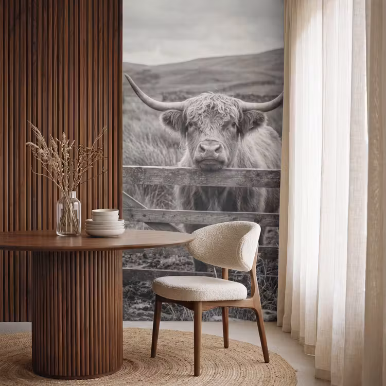Schotse hooglander - Zwart - Wit - Hout Behang Vlies klein -sfeer1
