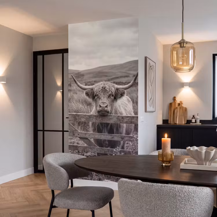 Schotse hooglander - Zwart - Wit - Hout Behang Vlies klein -sfeer3
