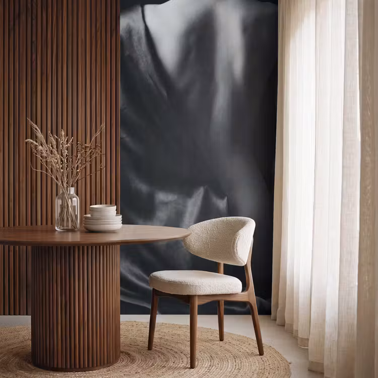 Schouder - Zijde - Rug - Zwart - Wit - Elegant Behang Vlies klein -sfeer1