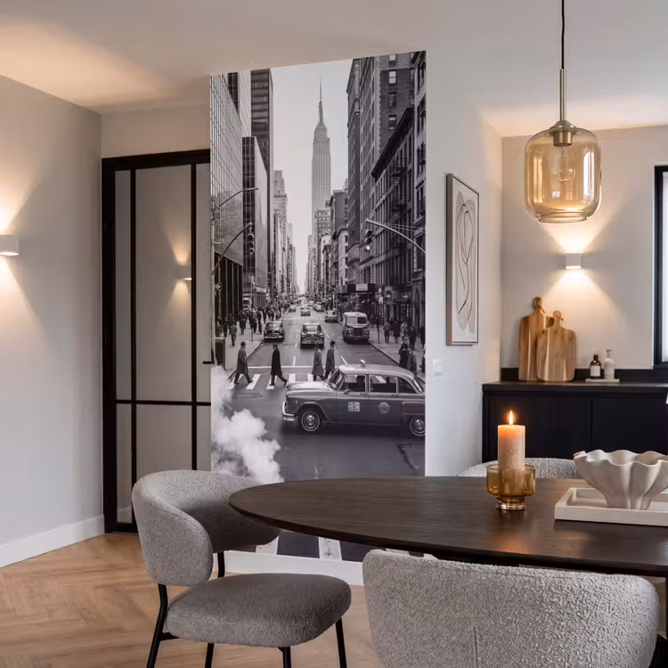 Stad - Straat - Gebouwen - Verkeer - Zwart-wit Behang Vlies klein -sfeer3