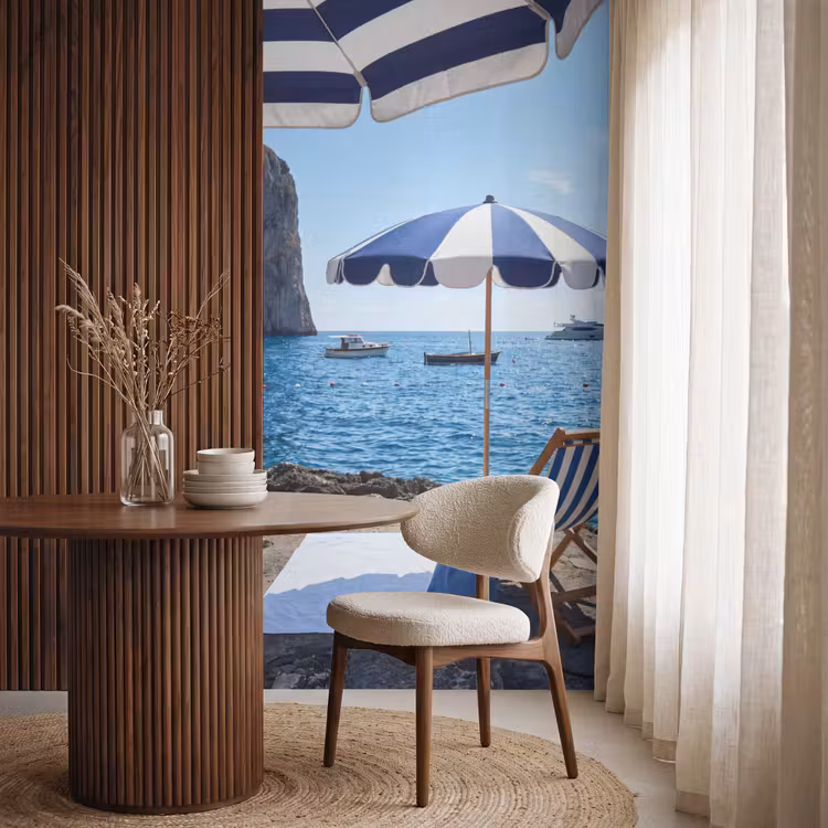 Strand - Ligstoel - Parasol - Zomer - Blauw Behang Vlies klein -sfeer1