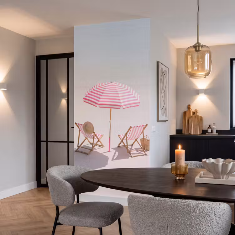 Strand - Parasol - Ligstoel - Zomer - Roze Behang Vlies klein -sfeer3