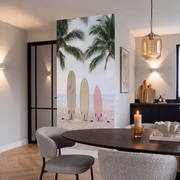 Surfboard - Palmbomen - Kleurrijk Behang Vlies klein -sfeer3