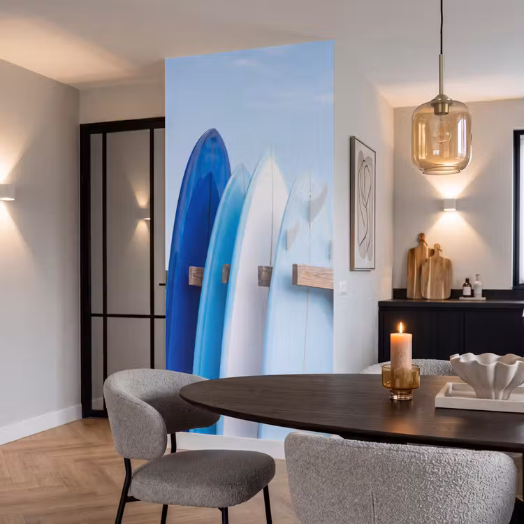 Surfplank - Strand - Zomer - Blauw - Water Behang Vlies klein -sfeer3