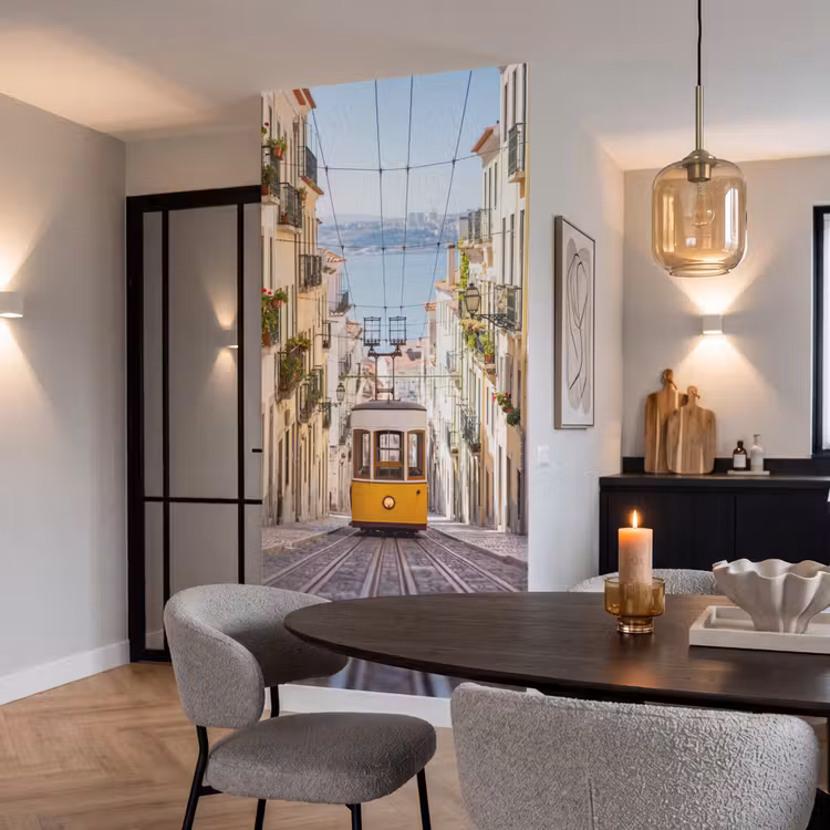 Tram - Straat - Stad - Architectuur - Geel Behang Vlies klein -sfeer3