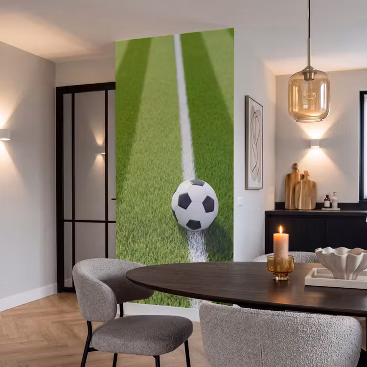 Voetbal - Grasveld - Sport - Groen Behang Vlies klein -sfeer3