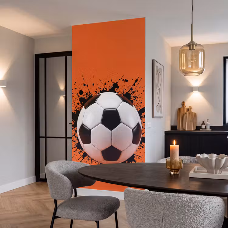 Voetbal - Verf - Sport - Oranje Behang Vlies klein -sfeer3