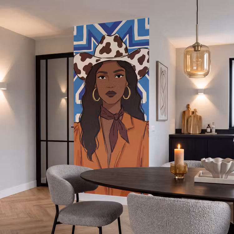Vrouw - Cowboyhoed - Portret - Modern - Blauw Behang Vlies klein -sfeer3
