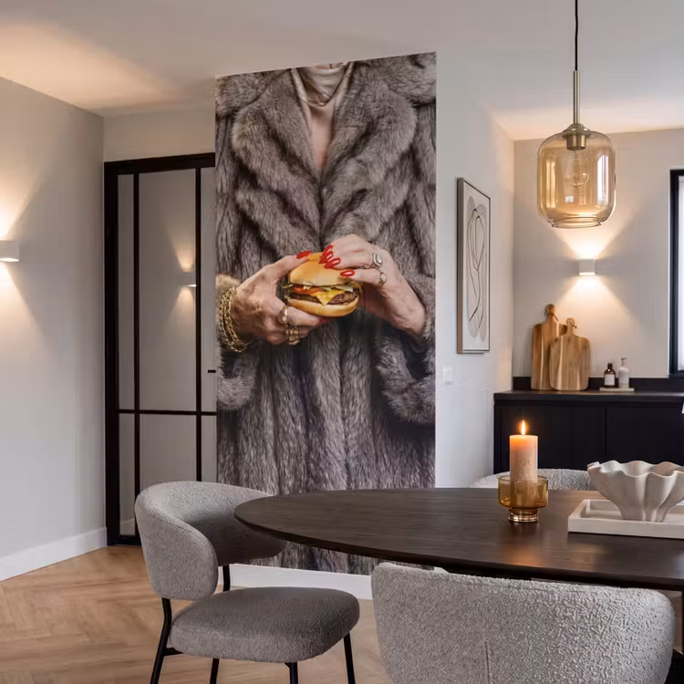 Vrouw - Hamburger - Bontjas Behang Vlies klein -sfeer3