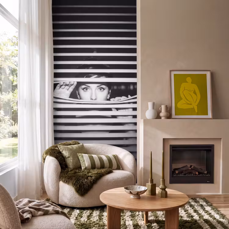 Vrouw - Jaloezieën - Portret - Zwart-wit Behang Vlies klein -sfeer2