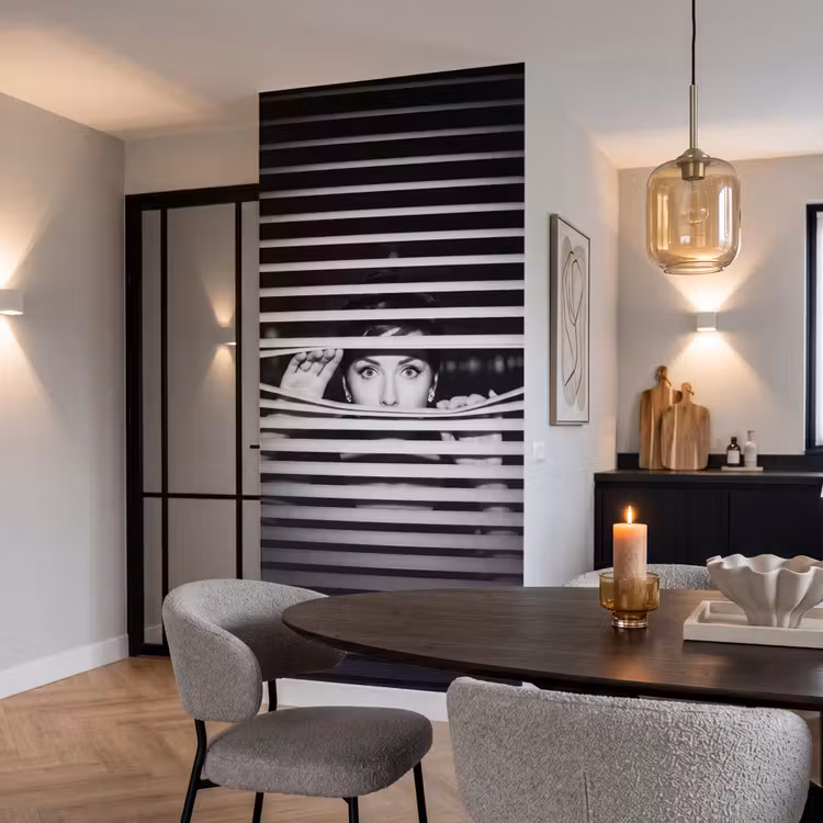 Vrouw - Jaloezieën - Portret - Zwart-wit Behang Vlies klein -sfeer3