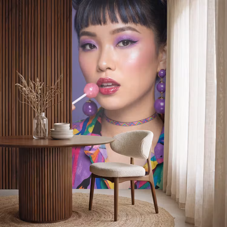 Vrouw - Portret - Make-up - Paars - Levendig Behang Vlies klein -sfeer1