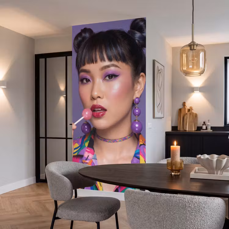 Vrouw - Portret - Make-up - Paars - Levendig Behang Vlies klein -sfeer3