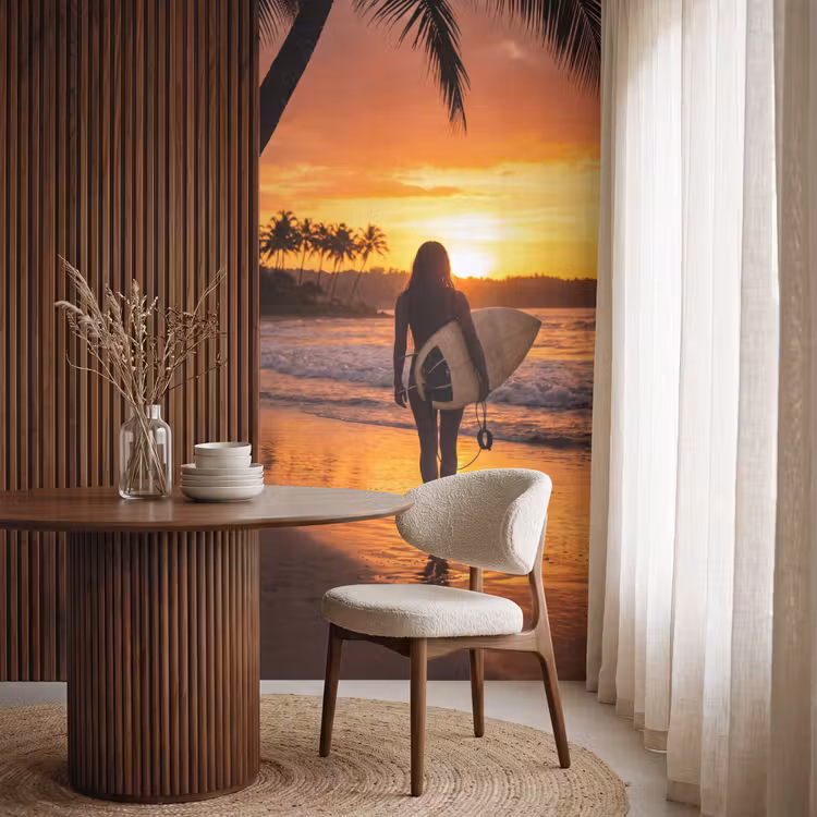Vrouw - Surfplank - Strand - Zonsondergang - Oranje Behang Vlies klein -sfeer1